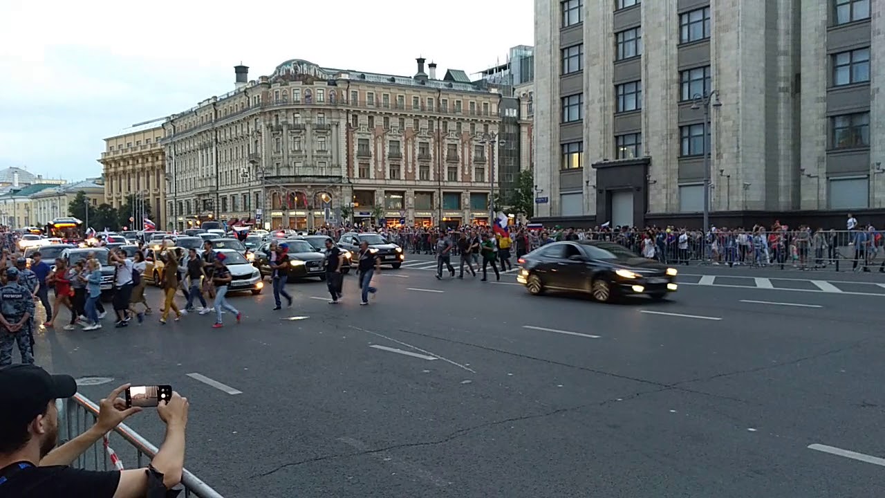 Сегодня на охотном. Беспорядки на Охотном ряду. Что происходит на Охотном ряду сейчас. Что сейчас в Москве происходит на улицах. Что случилось на Охотном ряду в Москве сейчас.