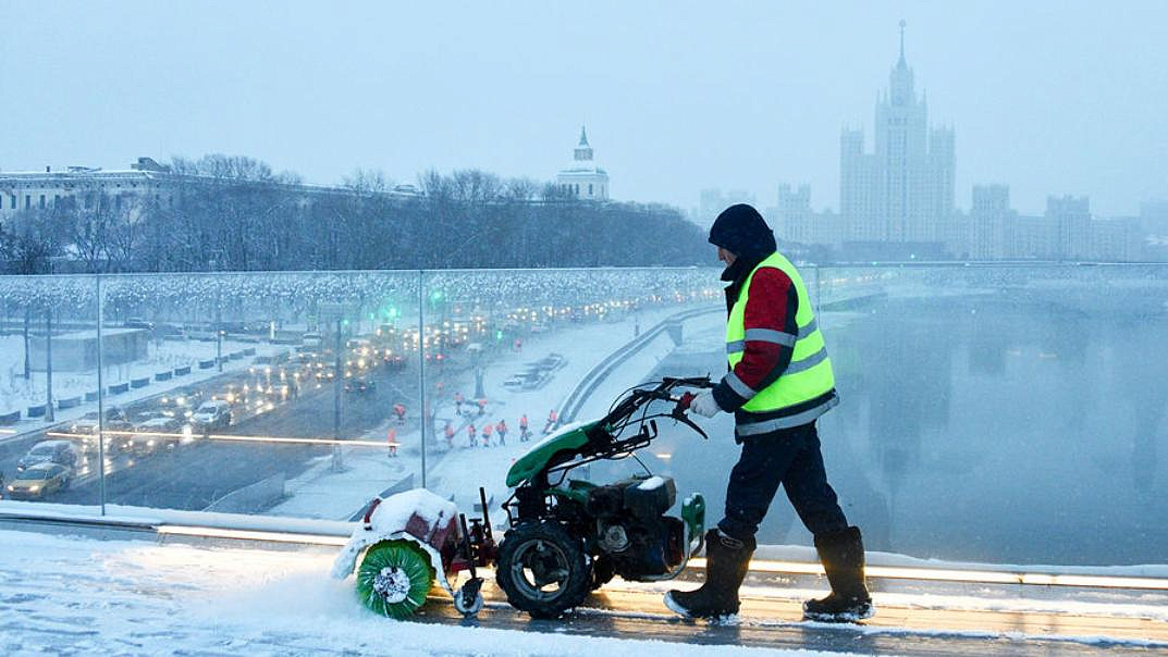 Уборка снега на «Парящем мосту» идет в усиленном режиме