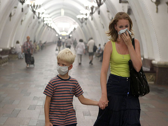 В Мосгордуме было высказано предложение продавать в метро антигриппозные марлевые маски