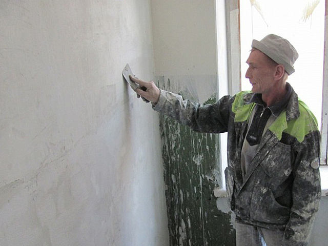 На Онежской идут ремонтные работы в подъездах домов 