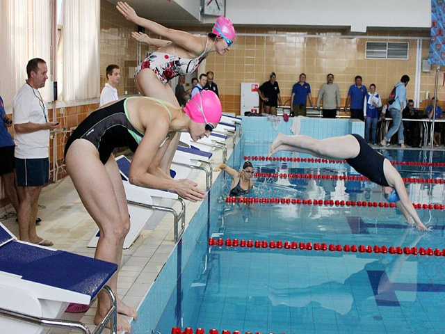 Окружные соревнования по плаванию на короткой воде среди взрослых прошли на севере Москвы