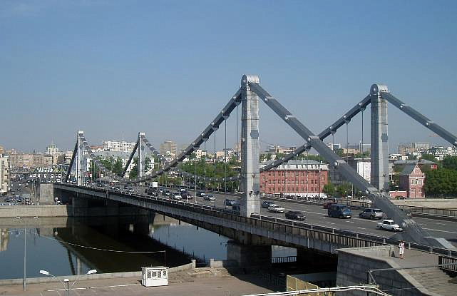 В ЦАО мужчина спрыгнул в реку с Крымского моста