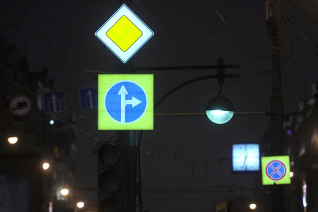 До конца года в городе установят еще тысячу знаков с внутренней подсветкой