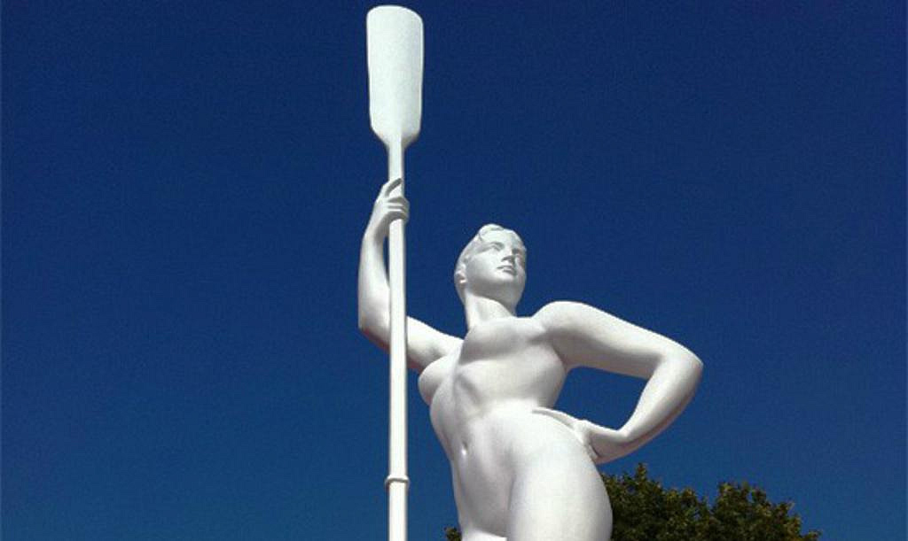Четырехметровая «Девушка с веслом» появилась в музее Парка Горького