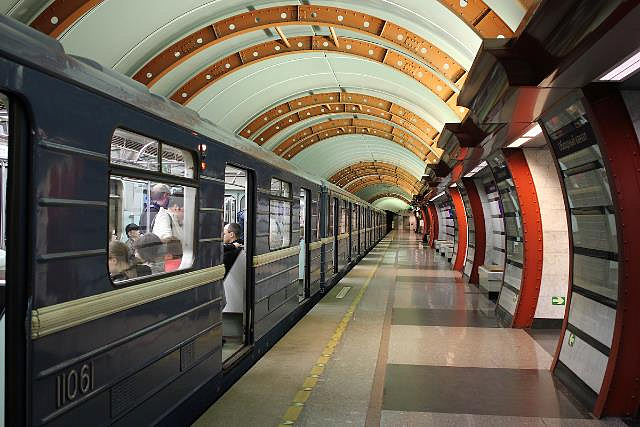 Московское метро перевели на сеть бесплатного Wi-Fi «Московский транспорт». 
