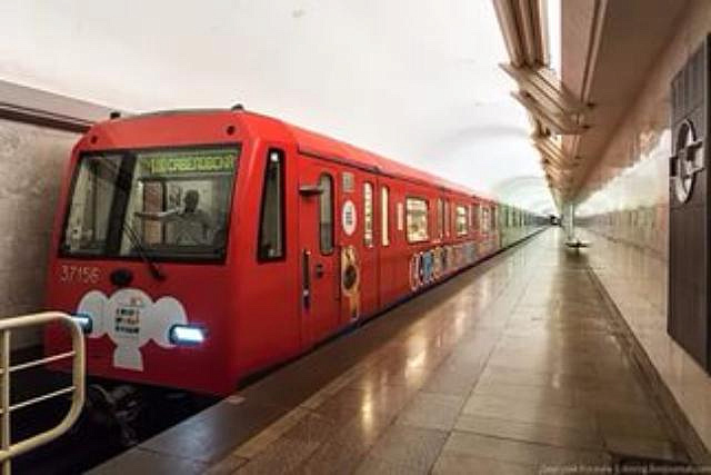 На «серой» линии метро запустили именной поезд «Плехановец»