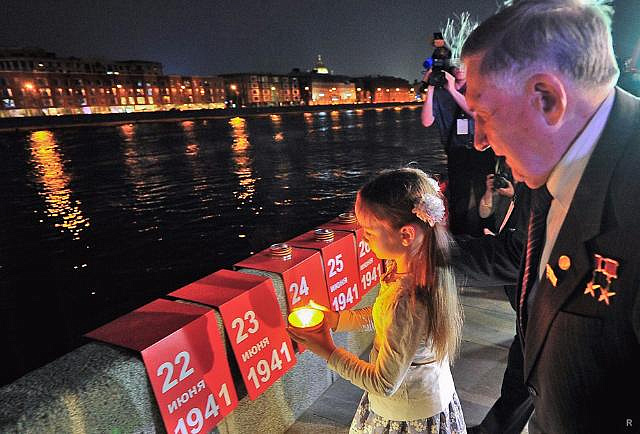 В память о 22 июня 1941 года вчера вечером на Крымской набережной зажгли 1418 свечей