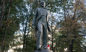 Памятник Муслиму Магомаеву отремонтируют