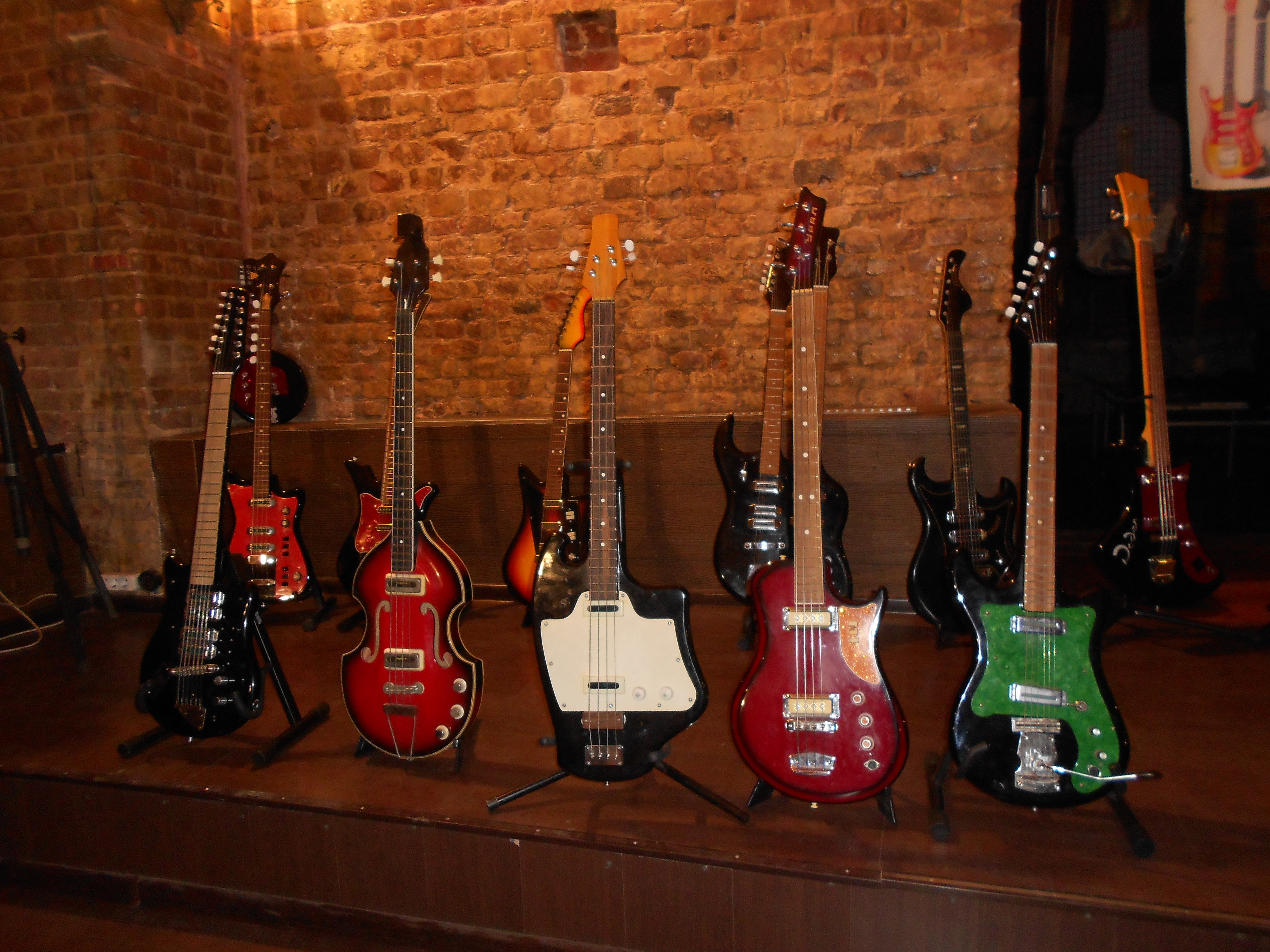 Выставка советских гитар в ЦДРИ привлекла любителей музыки и истории   