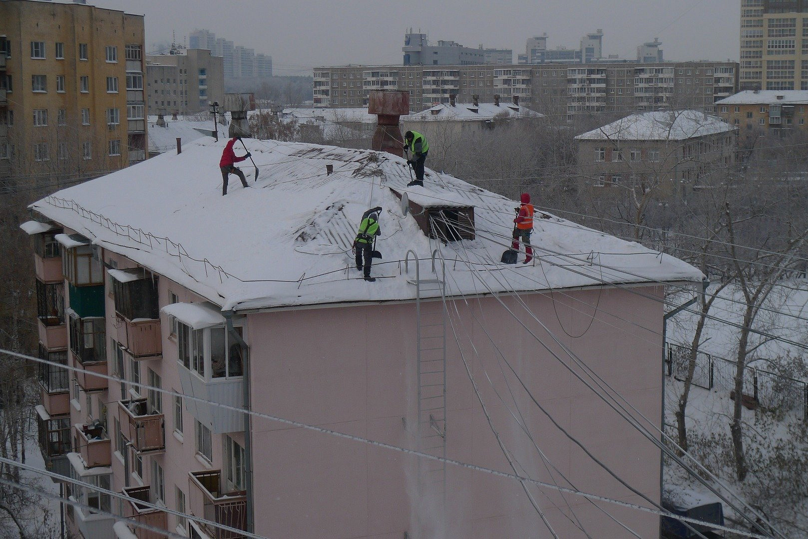 От снега и наледи очистили 50 кровель домов в Мещанском районе