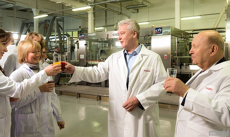 Сергей Собянин запустил новейшую линию по производству натуральных соков в «Очаково»