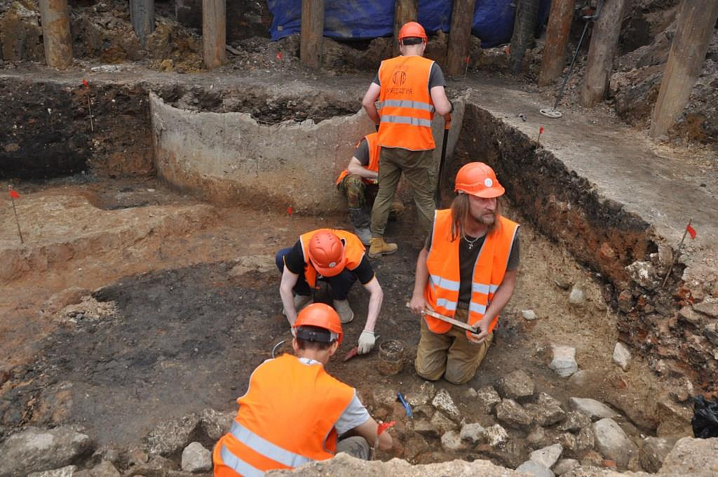 Более 20 тысяч предметов нашли при раскопках на Тверской улице с марта