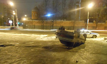 В центре Москвы перевернулся автомобиль
