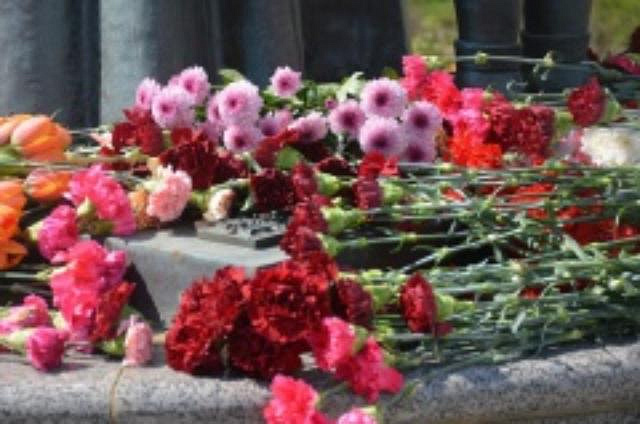 Возложение цветов в День воинской славы к памятнику воинов 7-й Бауманской дивизии