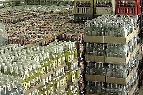 В промзоне нашли сотни тысяч бутылок спиртного