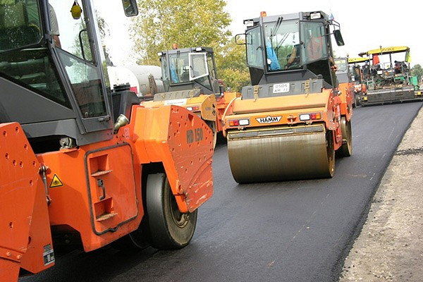 За лето на более чем 280 дорожных объектах района восстановлено асфальтобетонное покрытие