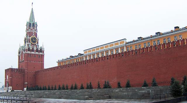 Поздравление с Международным женским днём спроецировали на Кремлевской стене