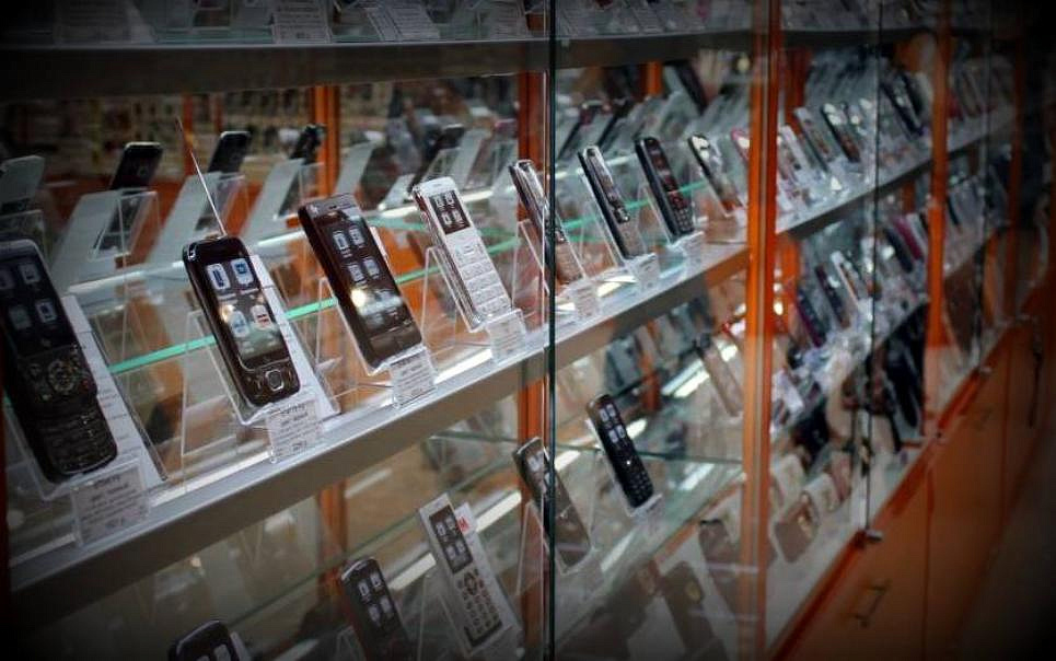 Двое вооруженных похитили 15 дорогих телефонов из магазина в ЦАО 