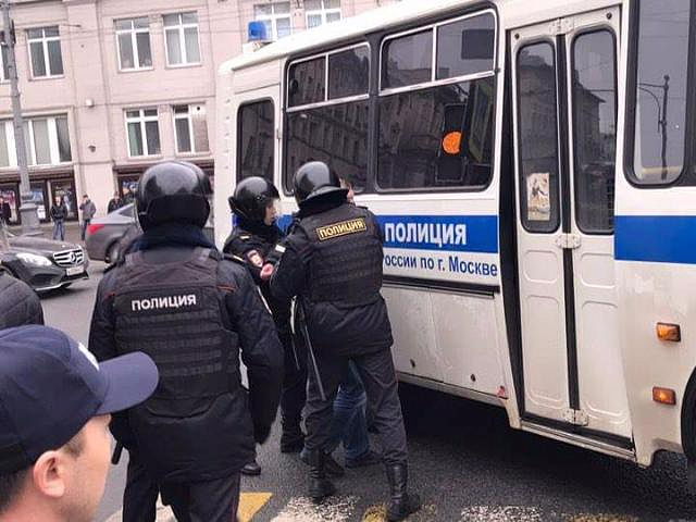 12 июня на несанкционированной акции в Москве было задержано 136 несовершеннолетних