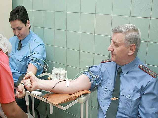 Сегодня московские сотрудники ГИБДД сдали кровь для ребят, пострадавших в дорожных происшествиях 