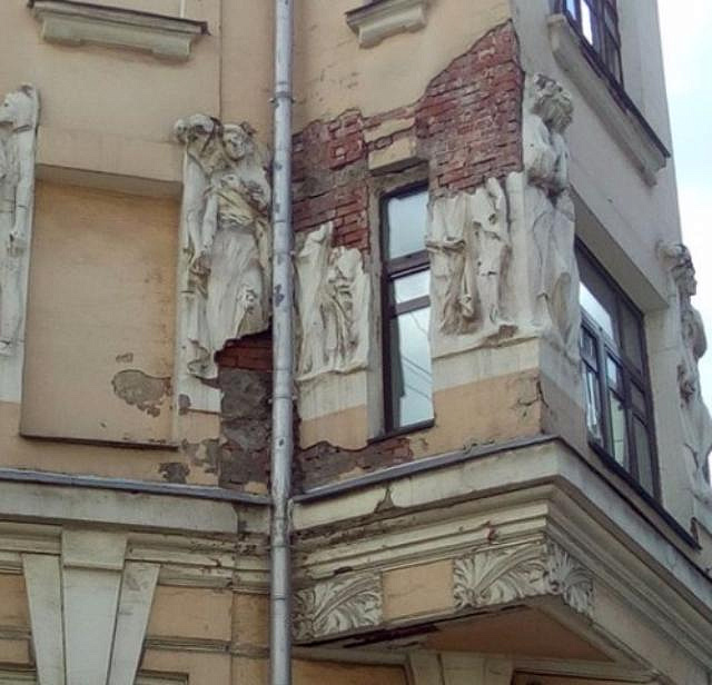 Барельеф Гоголя откололся от фасада «Дома с писателями»