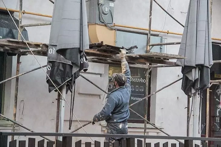 Незаконное кафе демонтировали на крыше здания в ЦАО