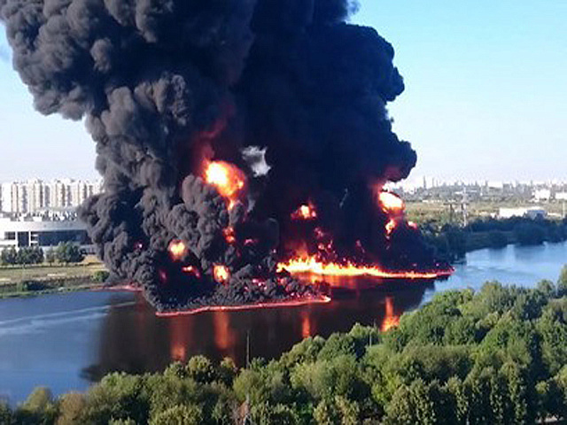 По мнению МЧС, причиной пожара на Москве-реке стало неосторожное обращение с огнём