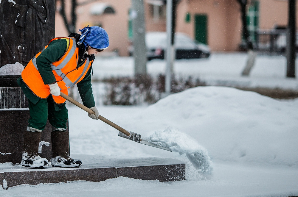 Более 140 дворников убирали снег в районе Якиманка