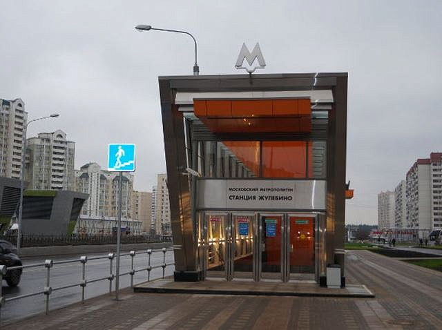 Входы на станции метро в Москве оборудуют навесами, защищающими от непогоды