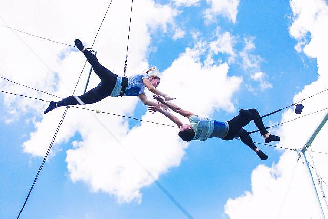 В парке Горького научат летать на цирковой трапеции