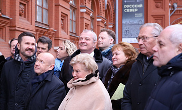 Памятную доску о работе парламента открыли на улице Петровка