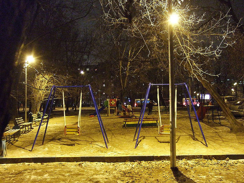 Дополнительные опоры наружного освещения установят на трёх детских площадках на Онежской 