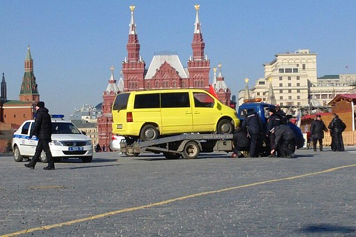 Завладевший спецтранспортом человек прорвался на Красную площадь, но был задержан 