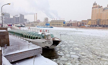 Нетрезвая женщина в центре столицы хотела перейти по льду Москву-реку