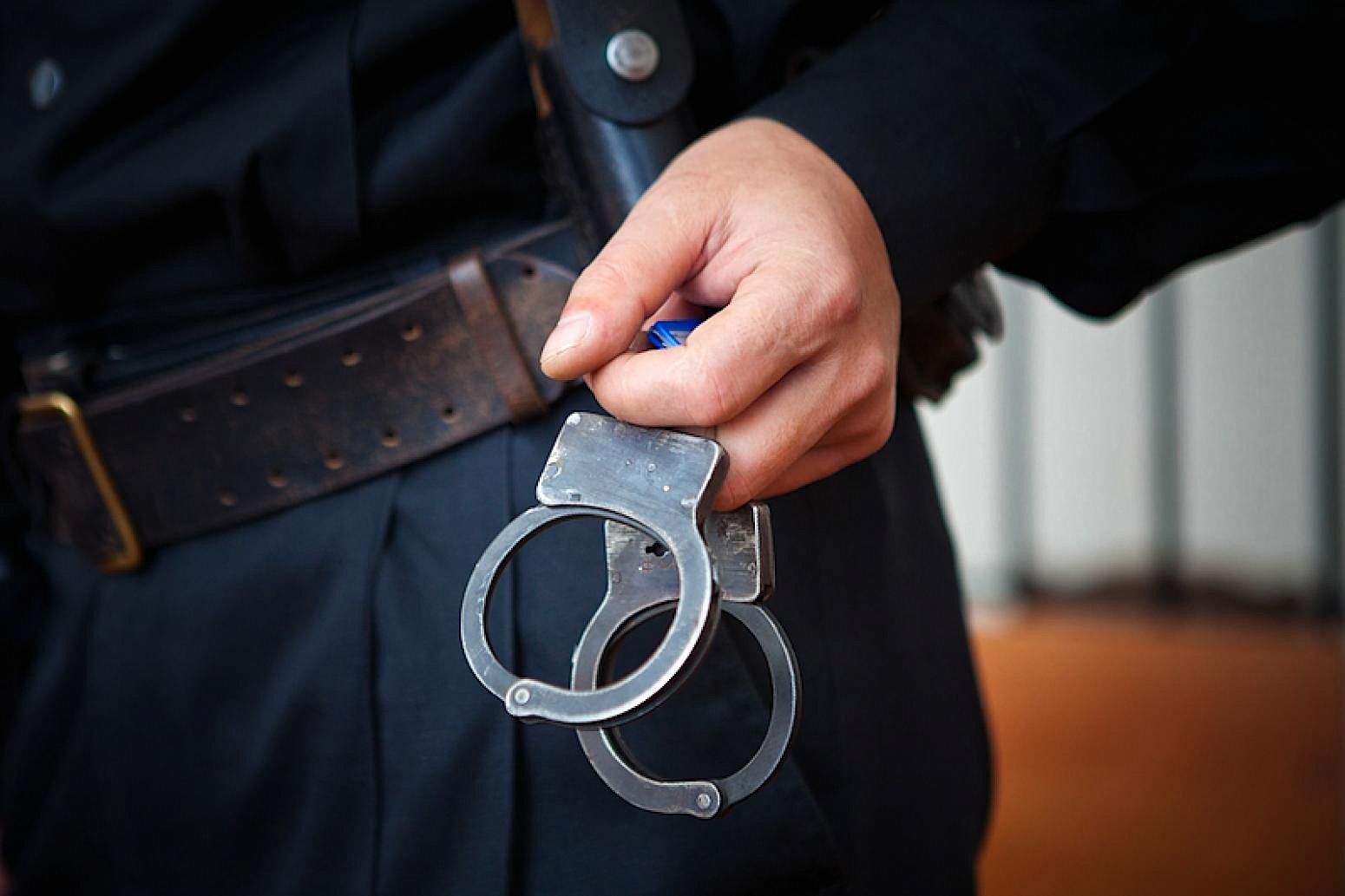Мужчину задержали за кражу телефона из банка в ЦАО