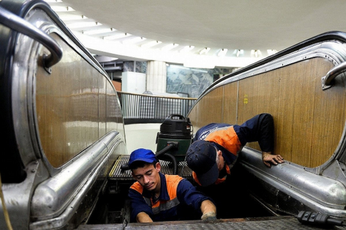 Эскалатор в переходе станции метро «Охотный Ряд» ждет ремонт