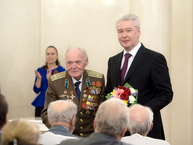 Собянин вручил ветеранам юбилейные медал­и «70 лет Победы»