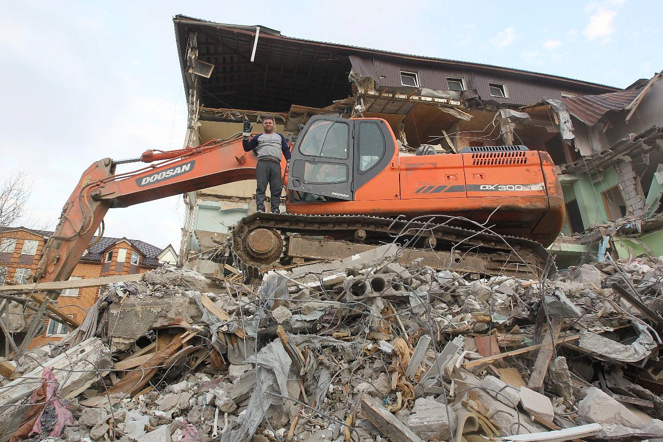 Незаконное здание стоматологии демонтировали в Мещанском районе