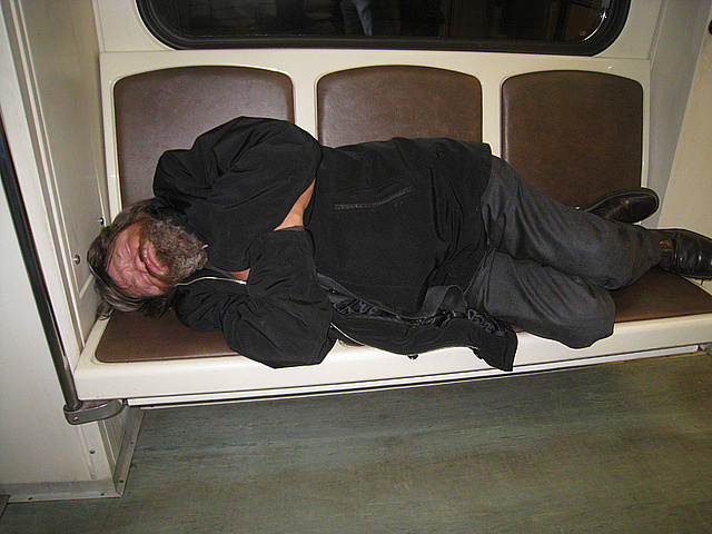 Свыше 8,5 тысяч раз в этом году в метро находили бездомных  