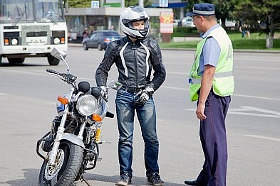Пьяному мотоциклисту, задержанному на Смольной, грозит до двух лет лишения свободы 