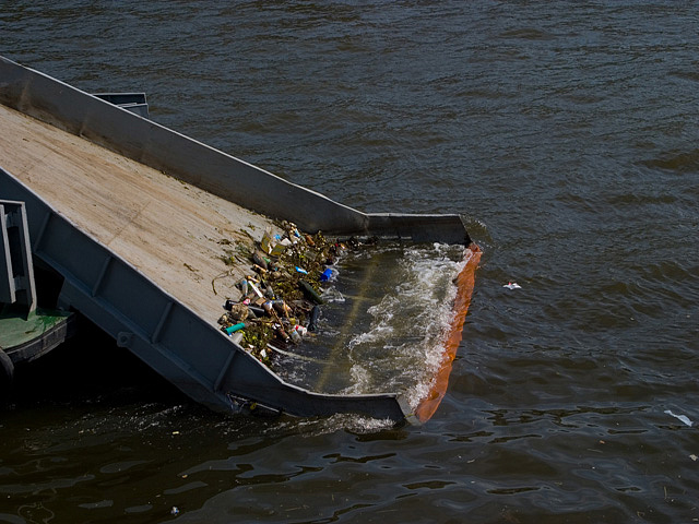 В апреле «Мосводосток» избавил Москву-реку от 130 кубометров плавучего мусора
