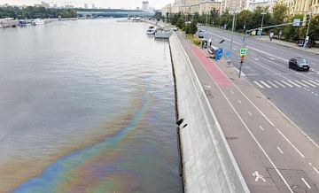 Росприроднадзор выясняет причину загрязнения реки в районе Крымского моста