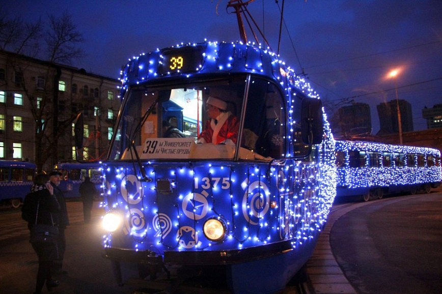 В Москве появились новогодние трамваи