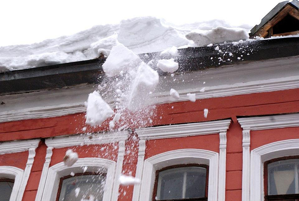 В Москве владельцы зданий заплатили 10,8 миллиона рублей штрафов за снег на кровлях
