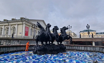 Коммунальные службы промывают фонтанный комплекс на Манежной площади