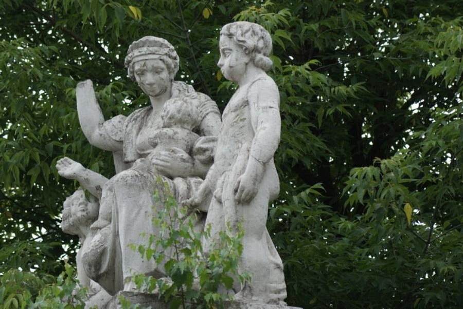 Скульптуры «Милосердие» и «Воспитание» отреставрируют к осени