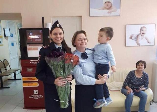 Полицейские ЦАО поздравили с Днем защиты детей мам в Роддоме Пресненского района