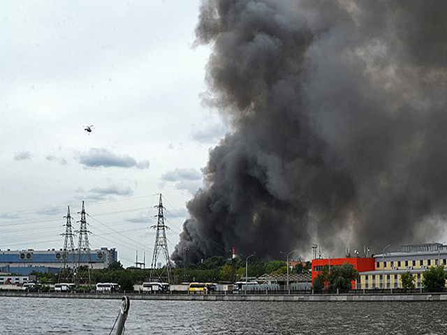 При пожаре на бывшем заводе «ЗИЛ» погиб человек