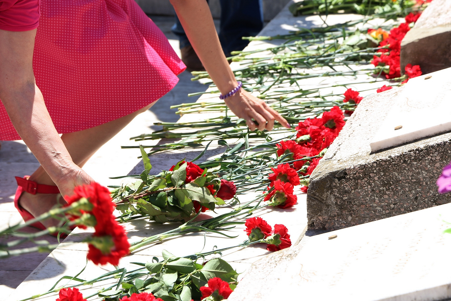Цветы возложили к памятнику в Екатерининском сквере
