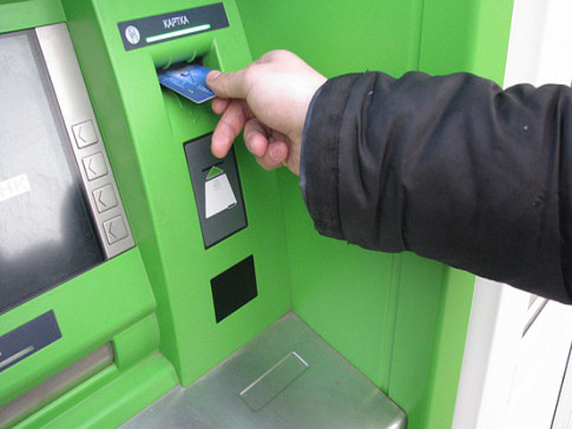 На Кронштадтском бульваре неизвестные, угрожая ножом, заставили мужчину снять с банковской карты 195 тысяч рублей